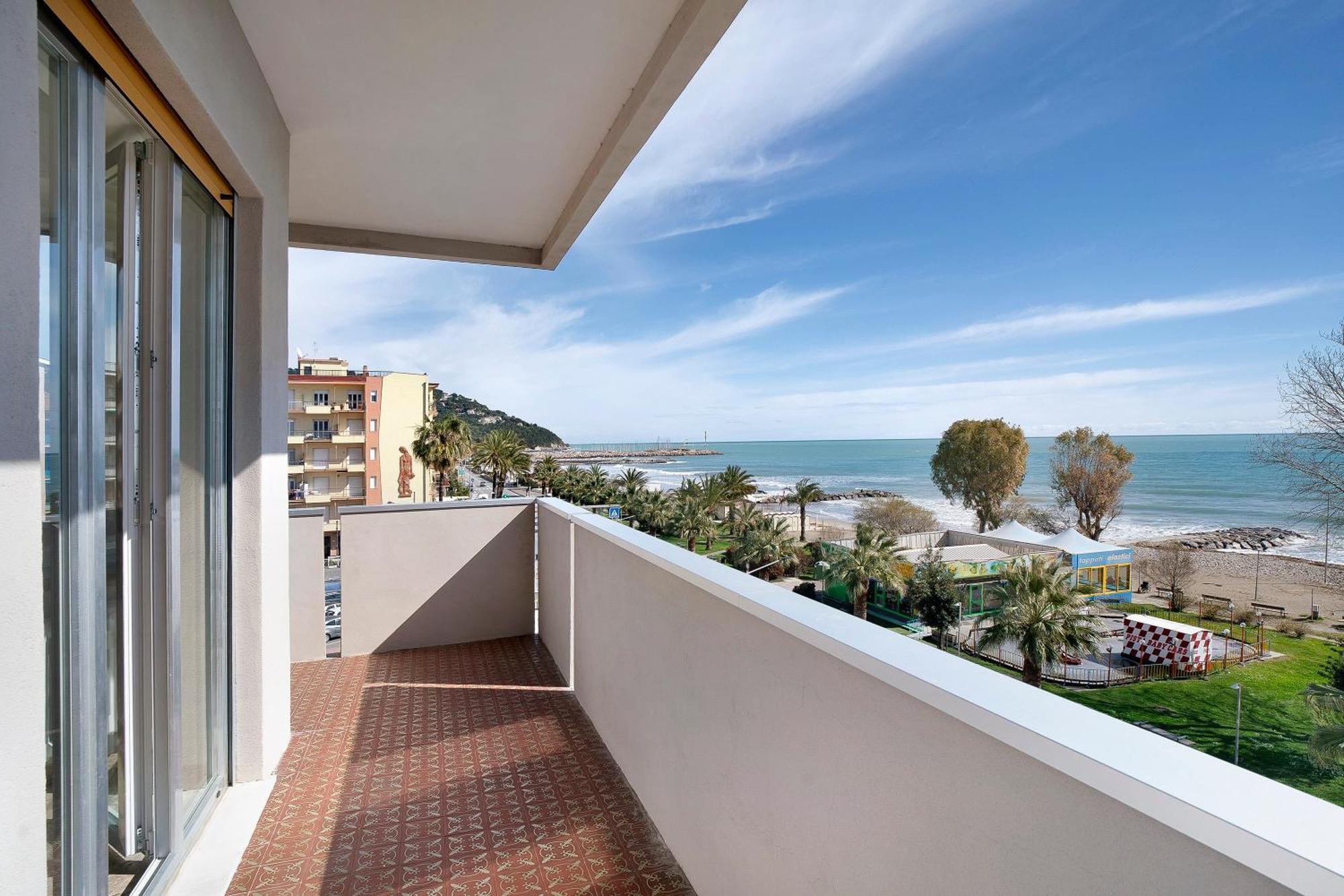 Appartamento Fronte Mare - Marina Di Marina dʼAndora Esterno foto
